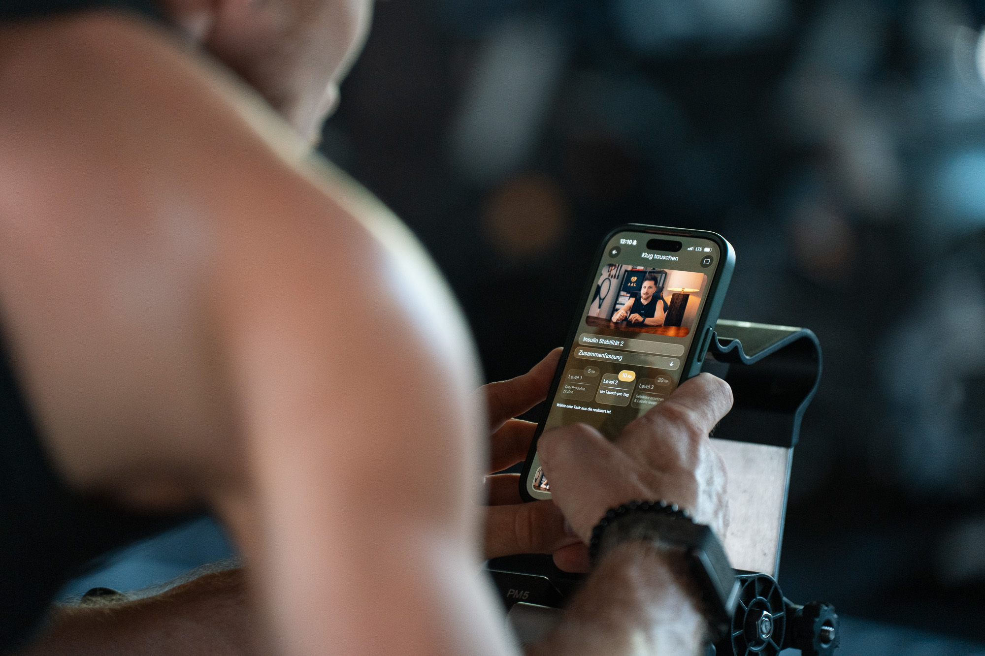 4BL App am Gerät im Gym